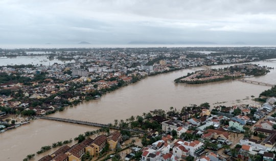 Lũ các sông ở Huế và Đà Nẵng đã lên báo động 3, nhiều khu vực tái ngập
