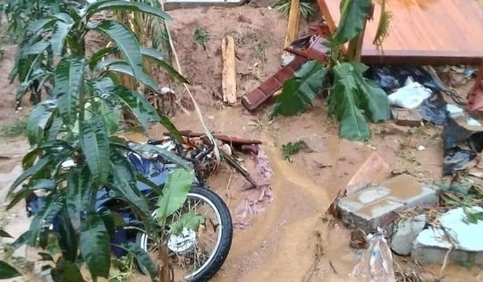 Sạt lở núi ở Hà Tĩnh, nhiều nhà dân bị vùi lấp