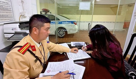 Phạt 19 triệu đồng nữ tài xế điều khiển ô tô đi ngược chiều trên đường Võ Chí Công