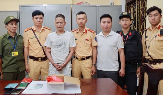 Giấu 2 bánh ma tuý trong khoang máy ô tô vẫn không thoát