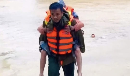 Hơn một tuần 3 đợt lũ, người dân Huế lại tất tả di dời