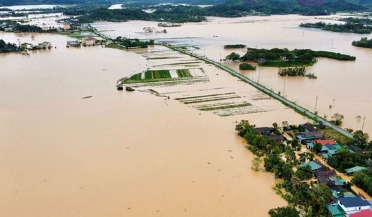 Lần thứ 3 trong vòng 1 tuần, lũ lên trở lại trên 4m ở TP Huế