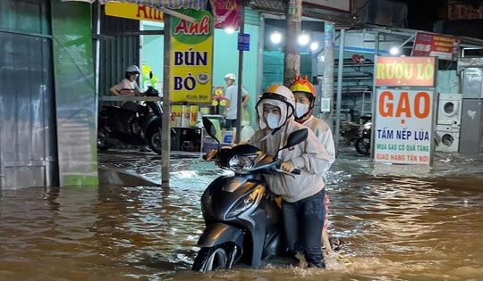 TPHCM: Mưa lớn kéo dài kết hợp triều cường đạt đỉnh, nguy cơ ngập úng diện rộng