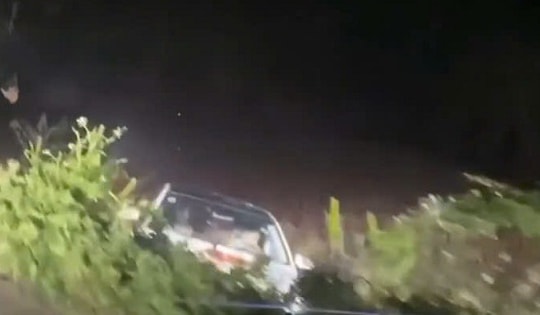 Video tài xế lùi xe xuống ruộng khi thấy chốt kiểm tra nồng độ cồn