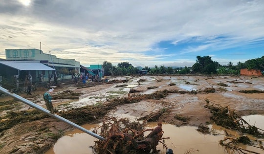 Vỡ 2 ao chứa nước, hàng trăm hộ dân ở Lâm Đồng bị thiệt hại nặng