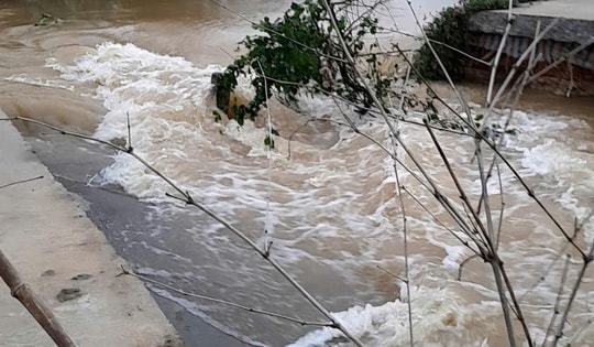 Nước lũ cuốn trôi đoạn đê kết hợp đường giao thông ở Huế