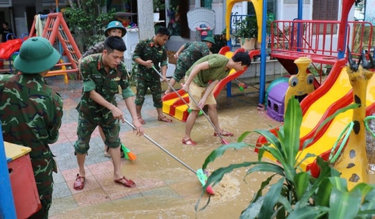 Quân đội giúp dân dọn dẹp bùn đất sau 3 trận lũ liên tiếp trong hơn một tuần ở Huế