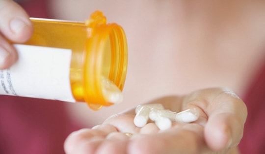 Phù chân do thuốc huyết áp, tiểu đường: Hiểu đúng để không hoang mang và sử dụng thuốc an toàn