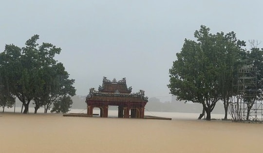 Huế: Hơn 54.600 ngôi nhà bị ngập, hàng chục điểm sạt lở do mưa lũ