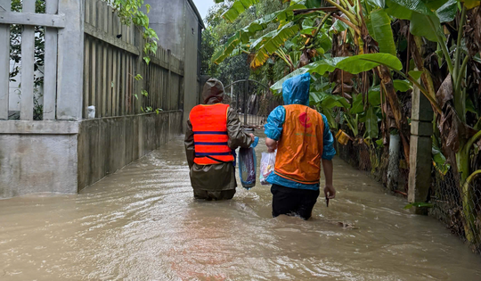 Sài Gòn Bao Dung hỗ trợ người dân miền Trung ảnh hưởng cơn bão số 12