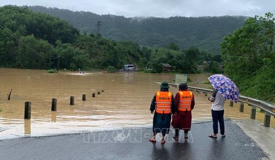 Quảng Trị: Tập trung khắc phục sạt lở, ngập lụt trên các tuyến đường giao thông