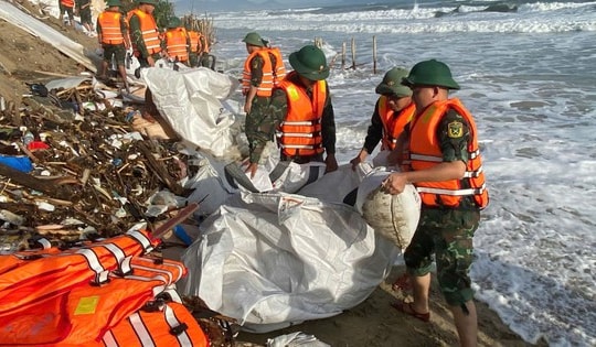 Hơn 100 cán bộ, chiến sĩ quân đội tham gia khắc phục sạt lở bờ kè đê biển ở Đà Nẵng