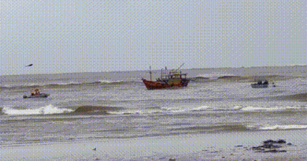 Ngư dân mất tích khi thuyền thúng bị sóng đánh chìm ở cửa sông