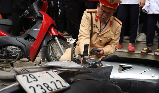 Thấy Công an, học sinh chưa đủ tuổi điều khiển mô tô vội 'tẩu tán' phương tiện