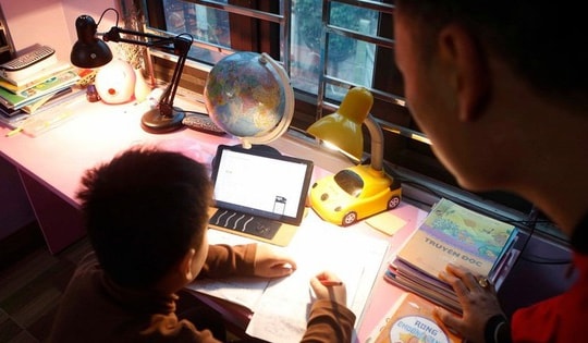 Hành vi cưỡng ép con học tập quá sức có thể bị phạt tới 10 triệu đồng