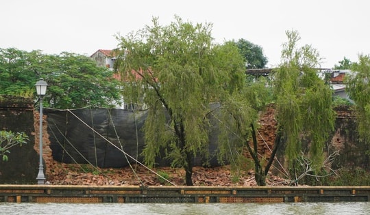 Một đoạn tường Hoàng thành Huế bị sập trong mưa lũ