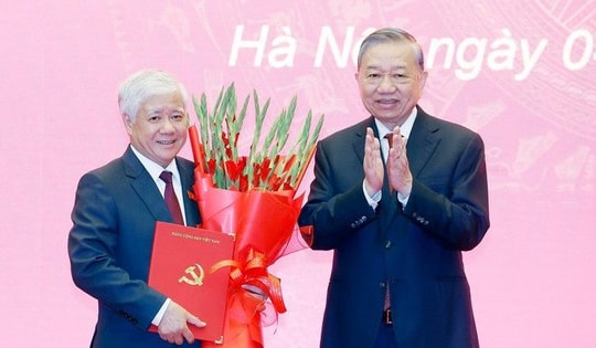 Tổng Bí thư trao quyết định chỉ định Phó Bí thư thường trực Đảng ủy Quốc hội