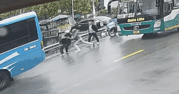 Tài xế xe khách bị hành hung giữa đường chỉ vì 'giờ xuất bến'