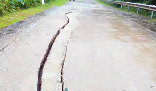 Vết nứt dài xuất hiện trong mưa lũ trên đường Hồ Chí Minh nhánh Tây