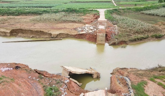 Hơn 2.000 người dân đi lại khó khăn do cầu bị nước lũ cuốn trôi