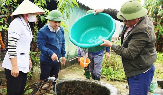 Ngành Y tế Hà Tĩnh triển khai phun khử khuẩn, xử lý môi trường sau lũ