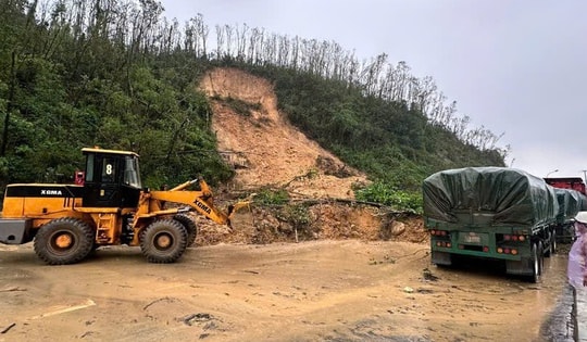 Sạt lở nghiêm trọng ở Vũng Áng, đất đá tràn xuống Quốc lộ 12C