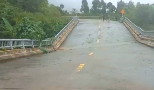 Cầu cạn trên đường Hồ Chí Minh nhánh Tây bị xô lệch do mưa lũ