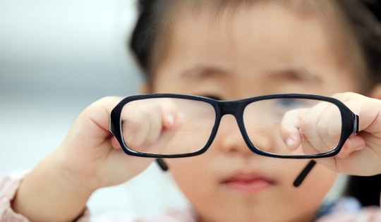 Giải pháp mới trong phòng ngừa cận thị tiến triển ở trẻ
