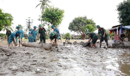 Bộ đội khẩn trương 'giải cứu' phố cổ Hội An sau 5 ngày ngập sâu