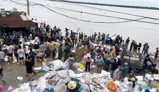 Bờ kè ven sông Thu Bồn bị 'ngoạm' từng mét, hàng nghìn người căng mình giữ đất