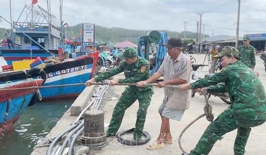Phó Thủ tướng chỉ đạo hoàn thiện phương án ứng phó bão số 13 trước 11 giờ ngày 6/11