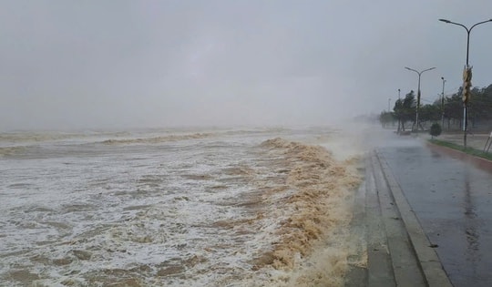 Bão số 13 có thể giật cấp 17, cảnh báo đỏ về rủi ro thiên tai