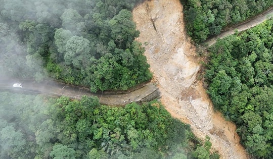 Cận cảnh sạt lở nghiêm trọng đường lên đỉnh Bạch Mã