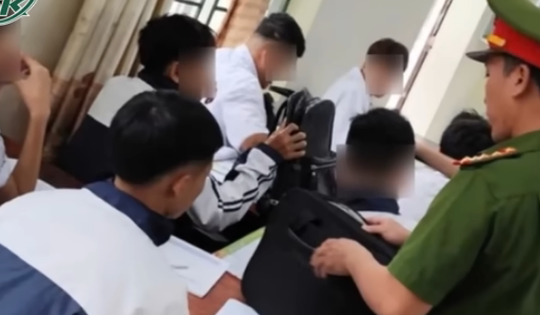 Xôn xao clip nữ sinh bị 10 người 'tác động' trong nhà vệ sinh, chỉ biết ôm đầu chịu trận