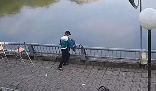 Nam sinh lớp 8 hành hung, hất bạn xuống hồ nước rồi bỏ đi