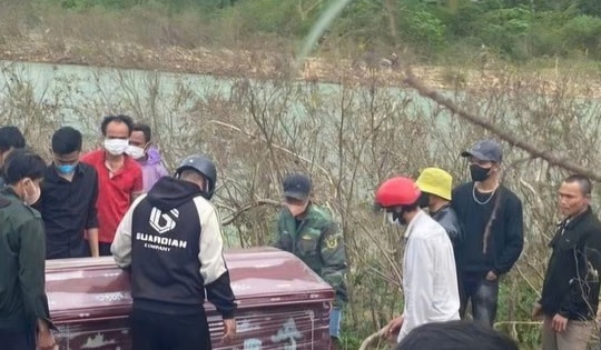 Xót xa người phụ nữ bị lũ cuốn tử vong để lại 3 đứa trẻ đáng thương