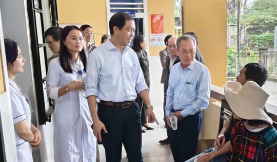 Trong mưa lũ, trạm y tế ở Huế vẫn bám trụ, chăm sóc sức khỏe nhân dân