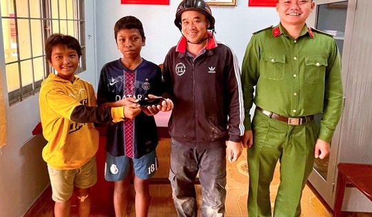 Nhặt được iPhone 13, hai học sinh cấp 2 có hành động đẹp