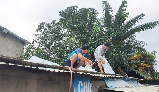 Sau lũ, người dân lại hối hả gia cố nhà cửa chống bão