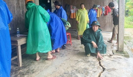 Đà Nẵng: Xuất hiện vết nứt 300 mét trên núi, xuyên qua nhà dân