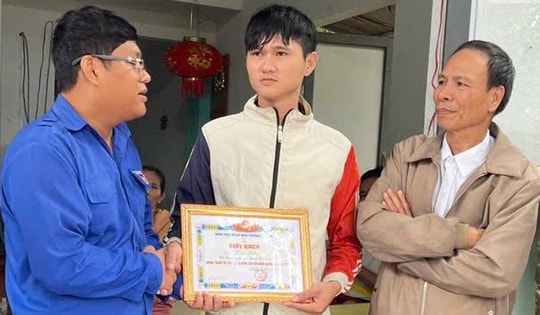 Tặng giấy khen cho chàng trai đu dây xuống dòng lũ dữ cứu người