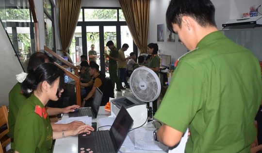 Đột kích trụ sở 'nuôi' 2.000 điện thoại phục vụ lừa đảo qua mạng