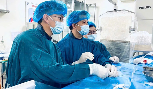 Cứu sống bệnh nhân nguy kịch vì thường xuyên ho ra máu