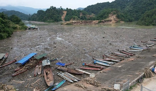 Nghệ An: Gỗ, rác phủ khắp mặt hồ thủy điện