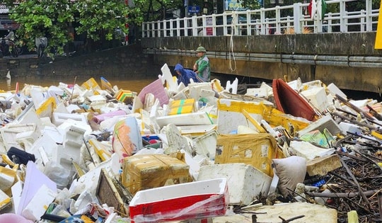 Sông hồ ở Huế ngập rác sau lũ, toàn thành phố thu gom hơn 5.500 tấn về nơi xử lý