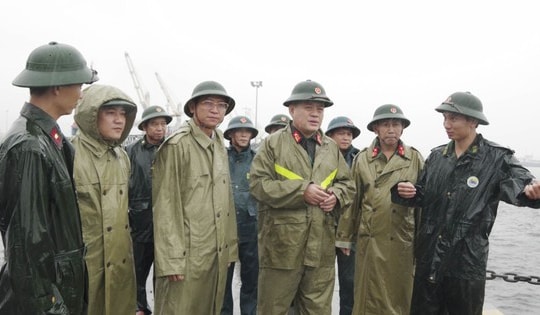 Huế cho học sinh nghỉ học, di dời nhiều hộ dân ứng phó bão số 13