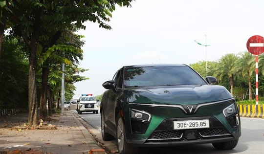 Dừng đỗ sai quy định quanh sân bay, nhiều tài xế ô tô bị xử phạt