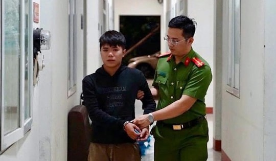 Xông vào cửa hàng, dùng dao uy hiếp phụ nữ để cướp máy tính