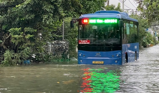 Triều cường ở TPHCM đạt đỉnh, nhiều khu vực 'thành sông'