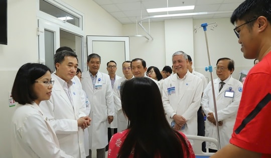 Bé gái của sản phụ Singapore được thông tim bào thai tại Việt Nam chào đời khỏe mạnh